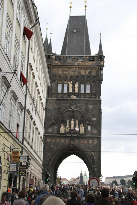 Pragreise (62 von 102).jpg - Der Aufgabn zur Karlsbrücke - Ansicht des Turmes von der Altstadt-Seite her.